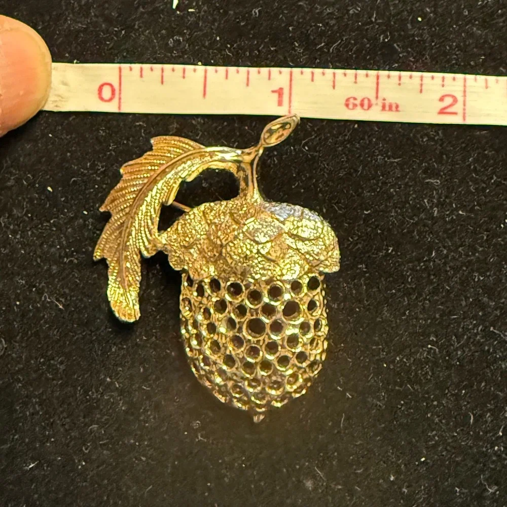 Vintage‎ Sarah Coventry Gold Tone Acorn Leaf Brooch Textured Openwork Fall Pin